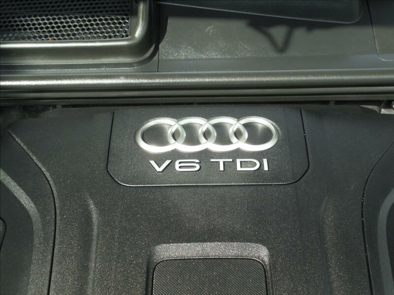 Audi - Q7 - 3,0 TDi Tažné,S-line,7 míst