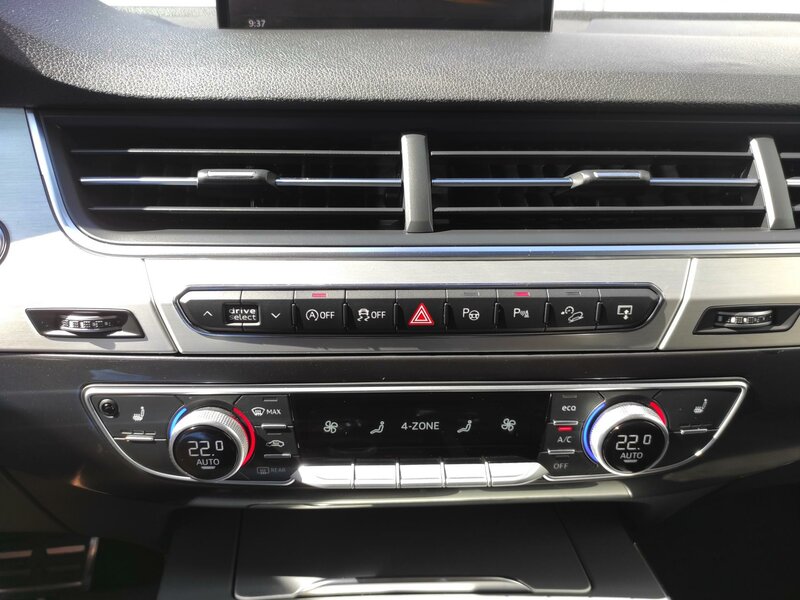 Audi - Q7 - 3,0TDi 4x4,Sline,7 míst,Tažné