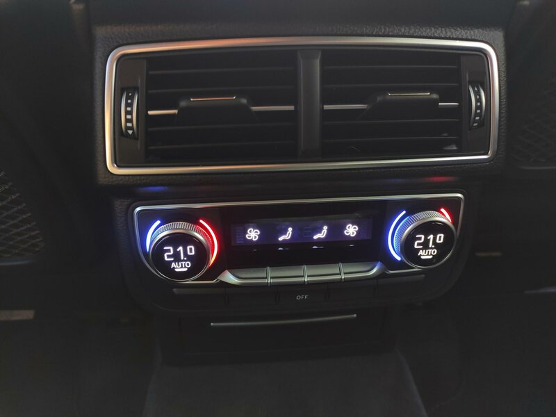 Audi - Q7 - 3,0TDi 4x4,Sline,7 míst,Tažné