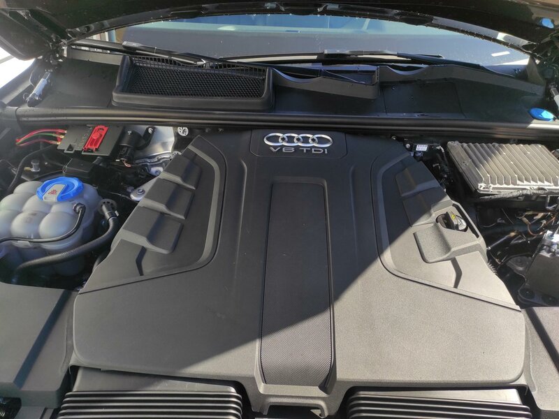 Audi - Q7 - 3,0TDi 4x4,Sline,7 míst,Tažné