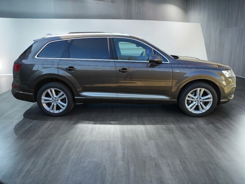Audi - Q7 - 3,0TDi 4x4,Sline,7 míst,Tažné