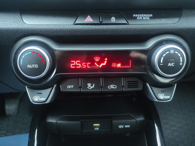 Kia - Stonic - 1,2DPi ČR, Tempomat, Kamera Kia - Stonic - 1,2DPi ČR, Tempomat, Kamera