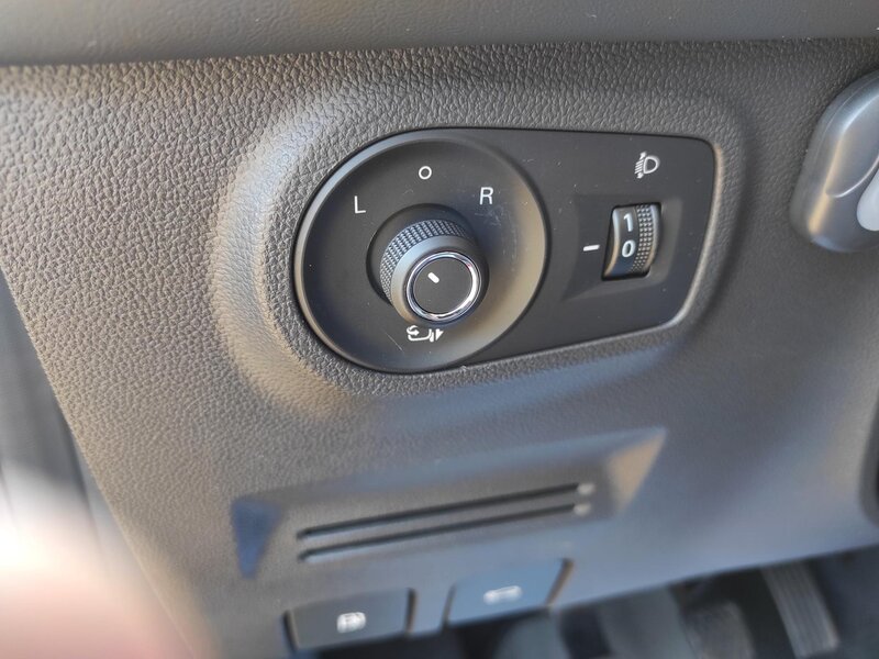 MG - ZS - 1,5i Essentiale plus, ČR