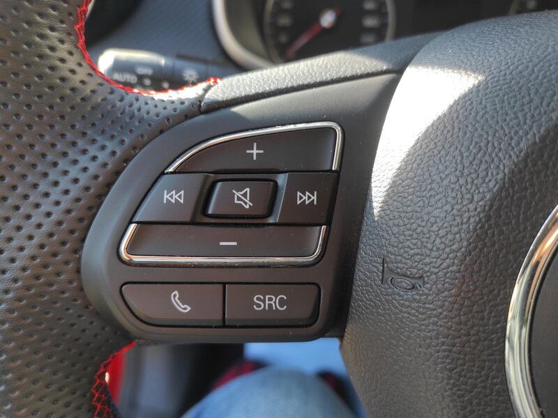 MG - ZS - 1,5i Essentiale plus, ČR