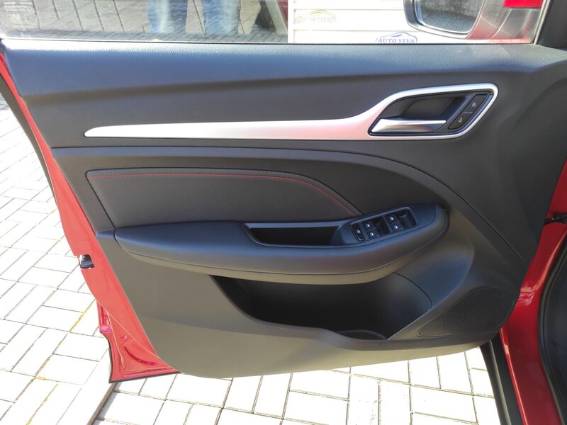 MG - ZS - 1,5i Essentiale plus, ČR