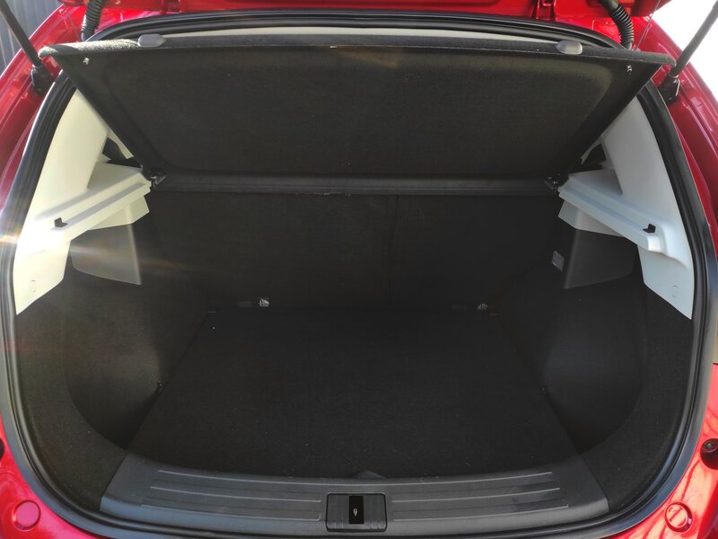 MG - ZS - 1,5i Essentiale plus, ČR