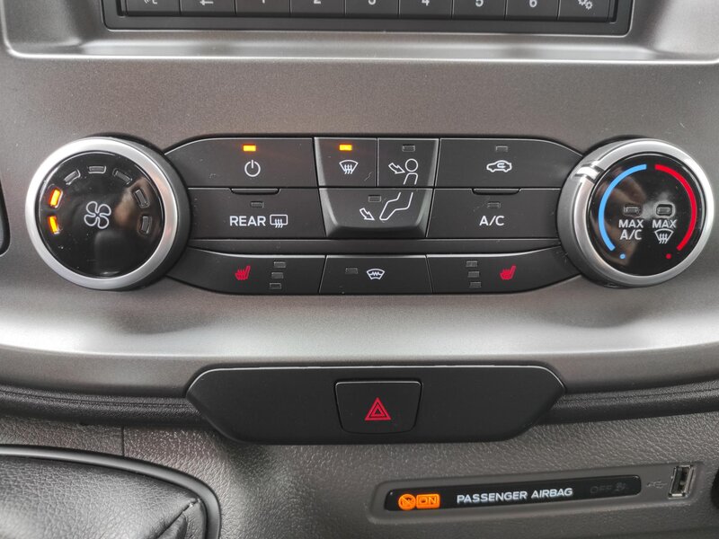 Ford - Transit Custom - 2,0EcoBlue mHev, L2, 6 míst Ford - Transit Custom - 2,0EcoBlue mHev, L2, 6 míst