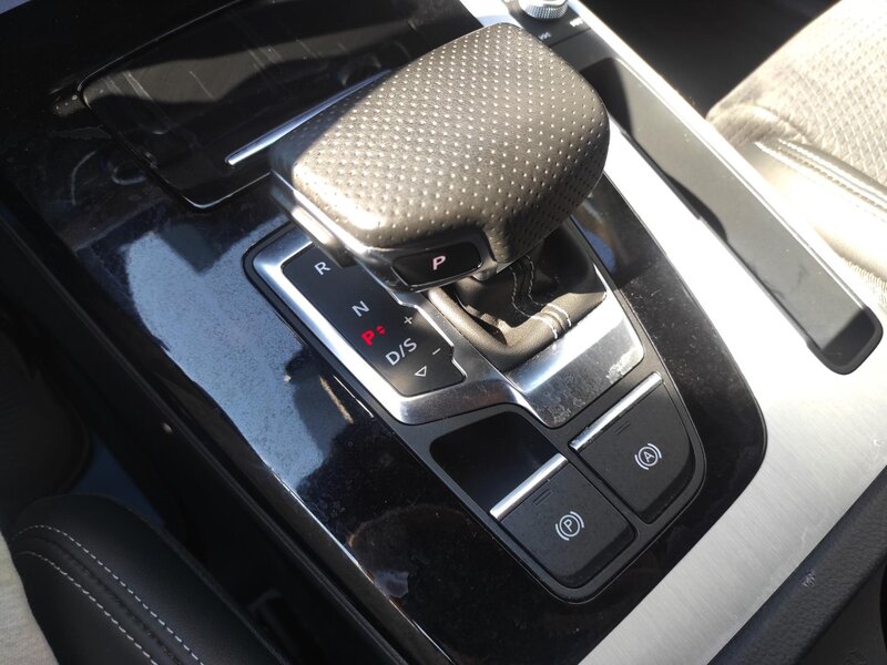 Audi - Q5 - 2,0TDi 40 150kW,4x4,S-Line, ČR