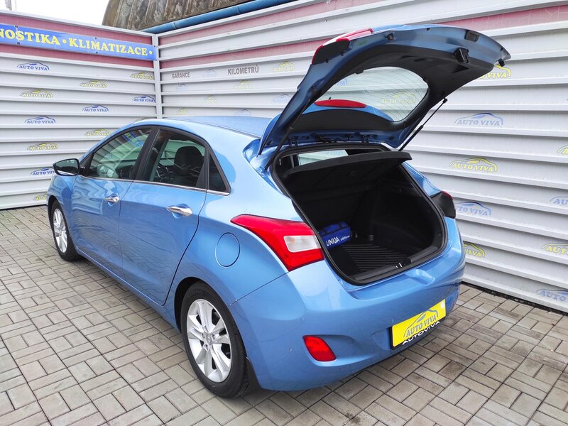 Hyundai - i30 - 1.6 CRDI 94kw Trikolor Hyundai - i30 - 1.6 CRDI 94kw Trikolor