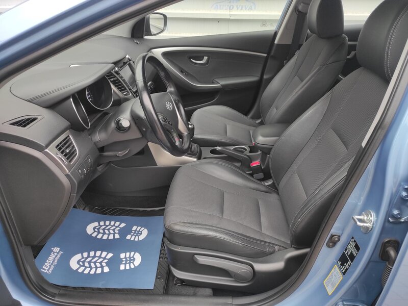 Hyundai - i30 - 1.6 CRDI 94kw Trikolor Hyundai - i30 - 1.6 CRDI 94kw Trikolor