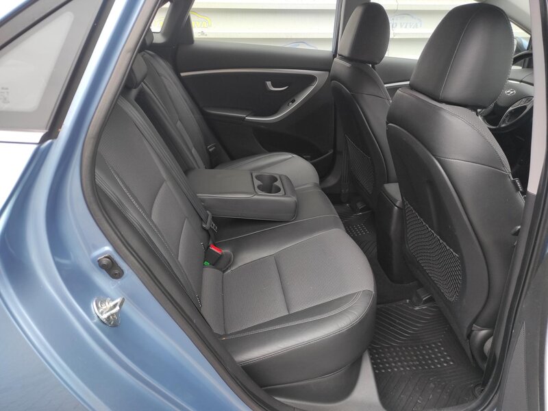 Hyundai - i30 - 1.6 CRDI 94kw Trikolor Hyundai - i30 - 1.6 CRDI 94kw Trikolor