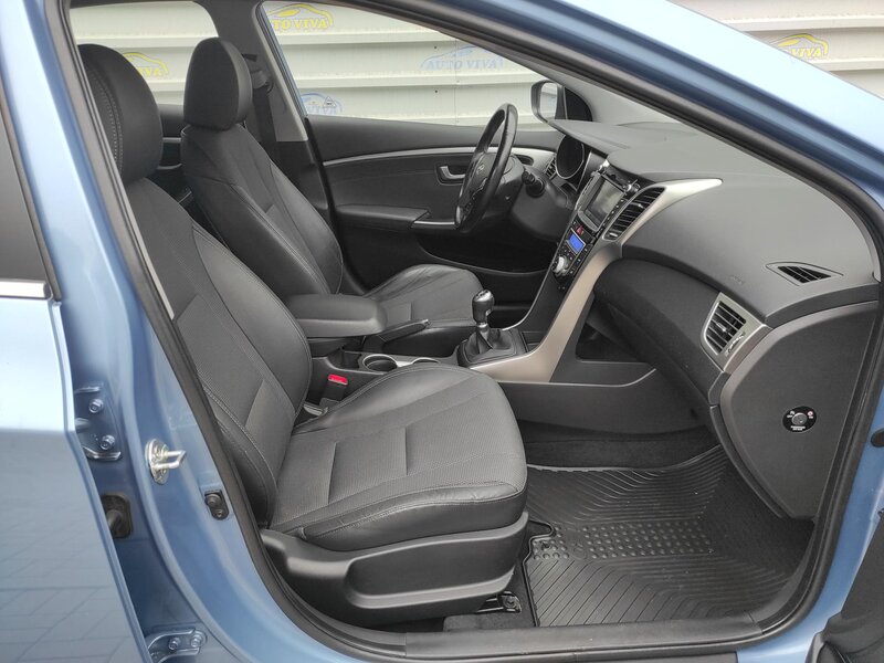 Hyundai - i30 - 1.6 CRDI 94kw Trikolor Hyundai - i30 - 1.6 CRDI 94kw Trikolor