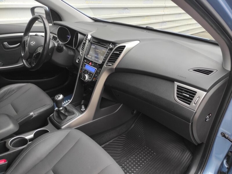 Hyundai - i30 - 1.6 CRDI 94kw Trikolor Hyundai - i30 - 1.6 CRDI 94kw Trikolor