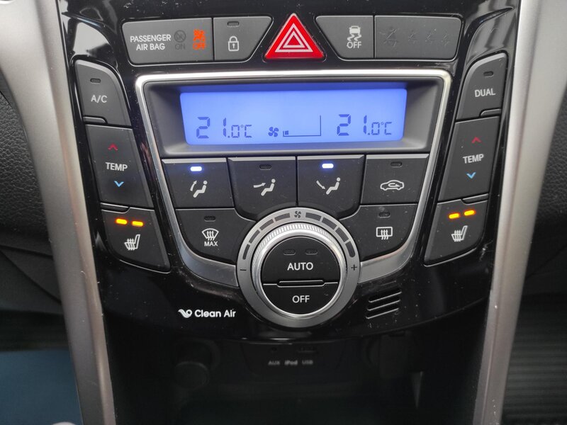 Hyundai - i30 - 1.6 CRDI 94kw Trikolor Hyundai - i30 - 1.6 CRDI 94kw Trikolor