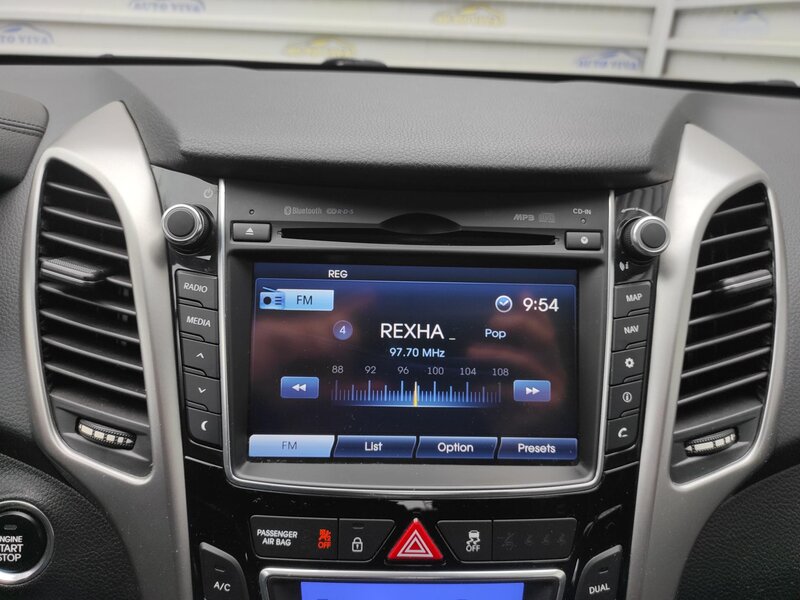 Hyundai - i30 - 1.6 CRDI 94kw Trikolor Hyundai - i30 - 1.6 CRDI 94kw Trikolor