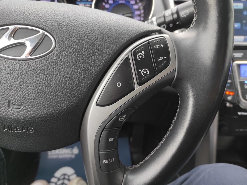 Hyundai - i30 - 1.6 CRDI 94kw Trikolor Hyundai - i30 - 1.6 CRDI 94kw Trikolor